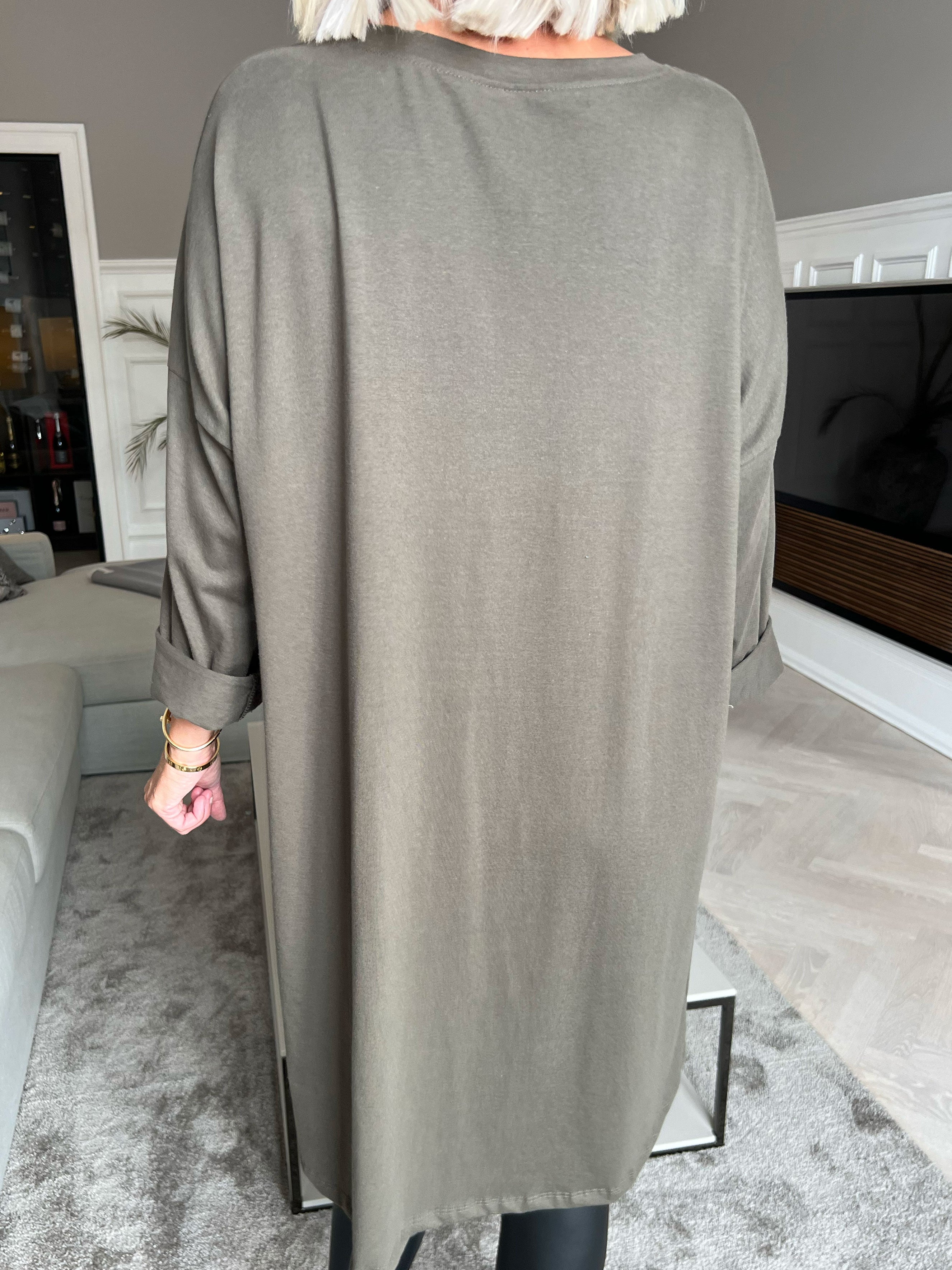 Amal - Lang kjole i bomuld med tryk foran